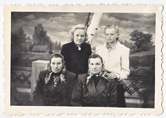 Seserys: Ona Petrauskienė ir Valerija Šlėktienė su dukterimis Emilija ir Genovaite